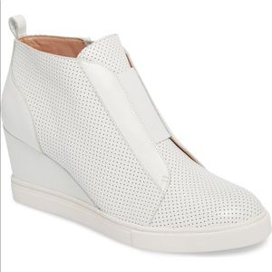 WHITE SNEAKER WEDGES
